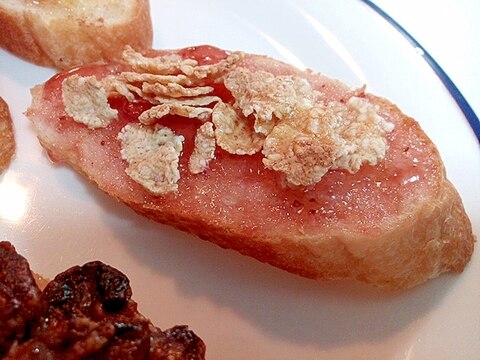 苺ジャムと玄米フレークとメープルシロップのバゲット